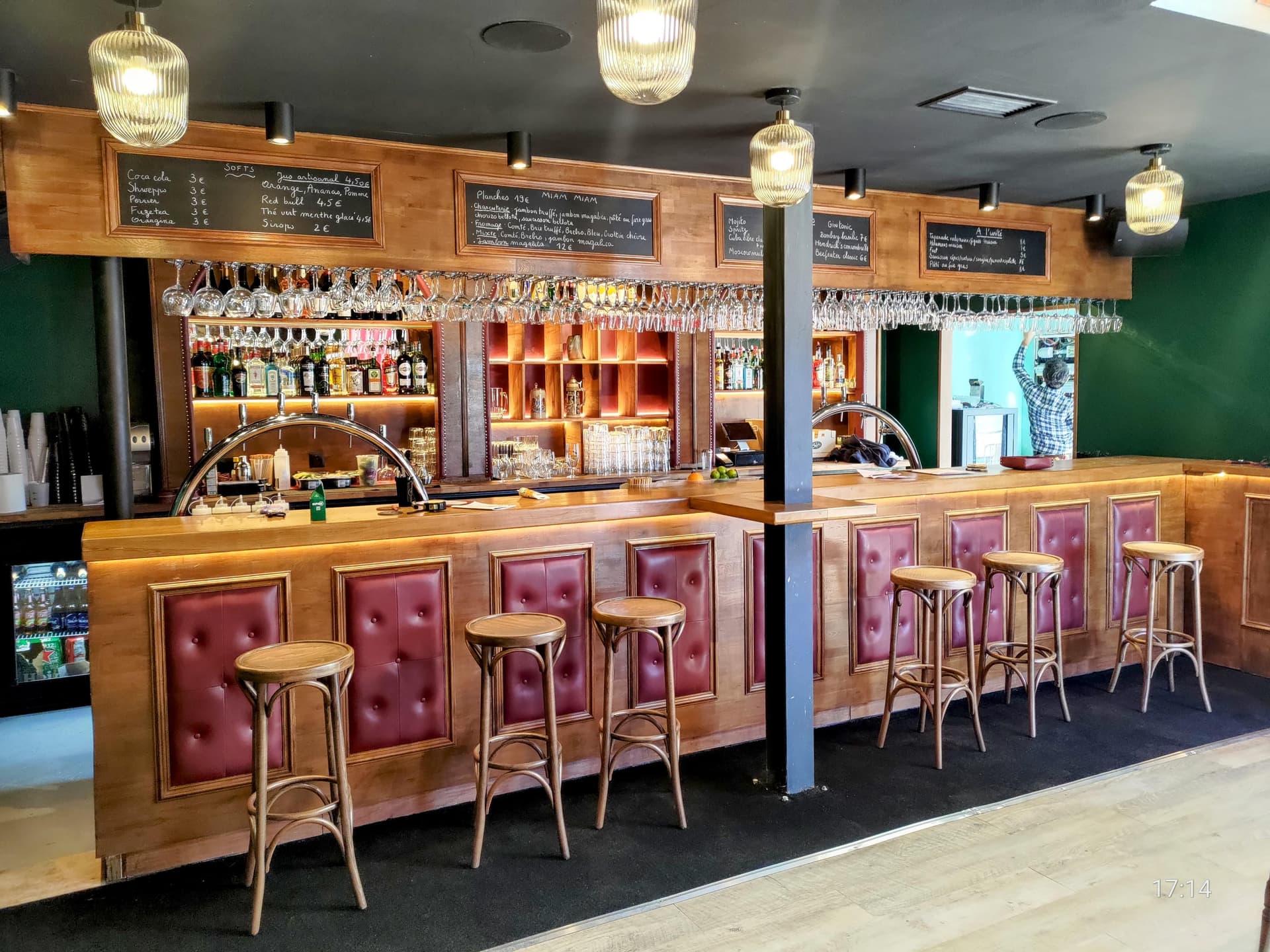 Installations du Molly's Pub Biarritz - terrasses, jeux, écrans géants aux Docks