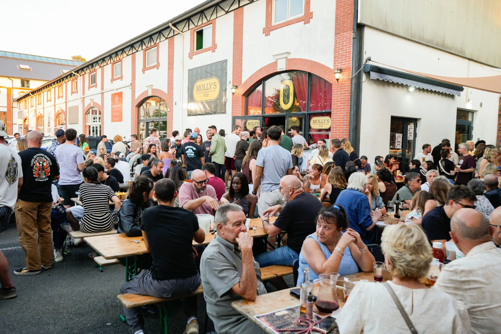 L’allée des Docks bondée devant le Molly’s Pub, des tablées en plein air