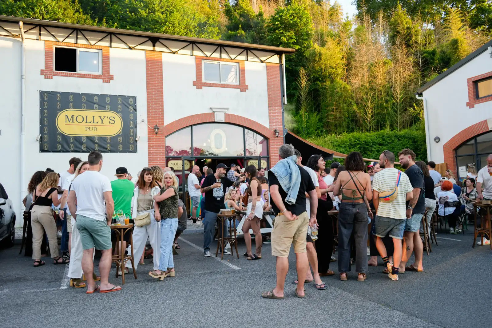 Molly's Pub Biarritz · la terrasse et les Docks