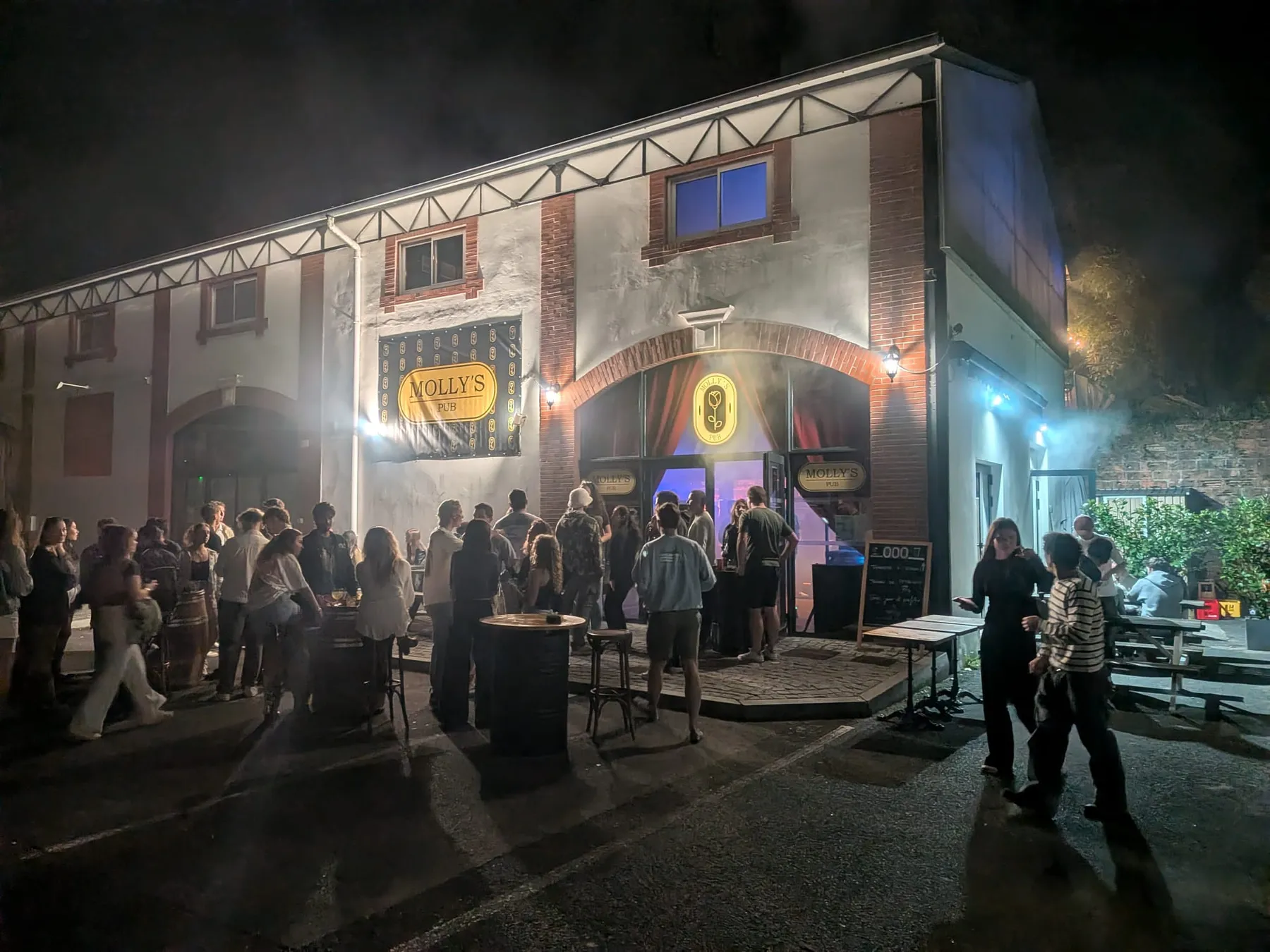 Molly's Pub Biarritz · la terrasse et les Docks