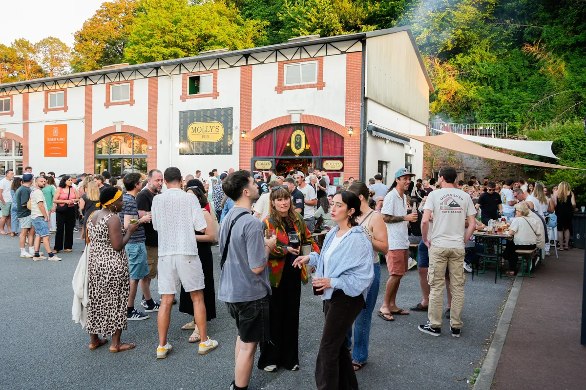 Molly's Pub Biarritz · la terrasse et les Docks