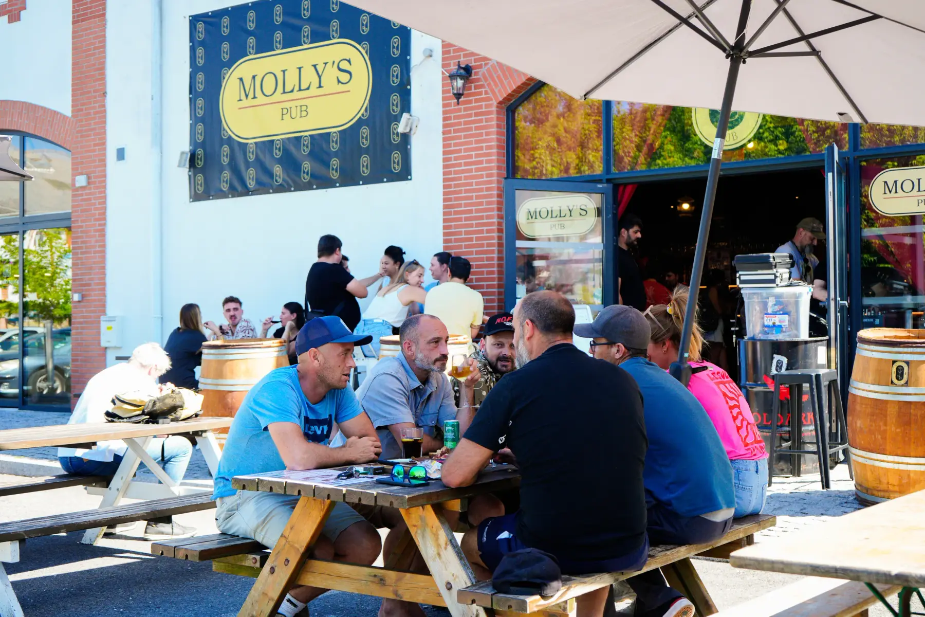 Molly's Pub Biarritz · la terrasse et les Docks