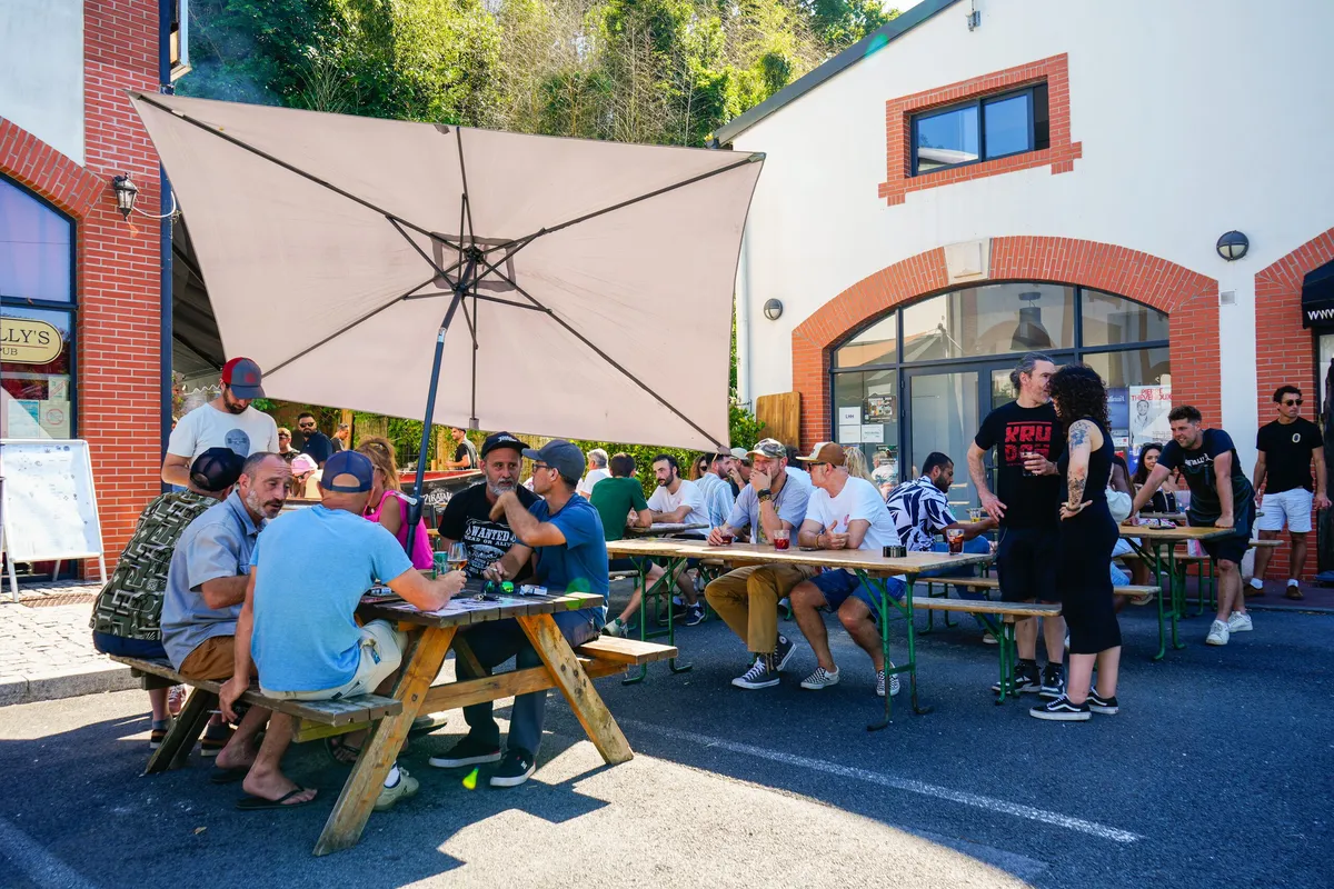 Molly's Pub Biarritz · la terrasse et les Docks