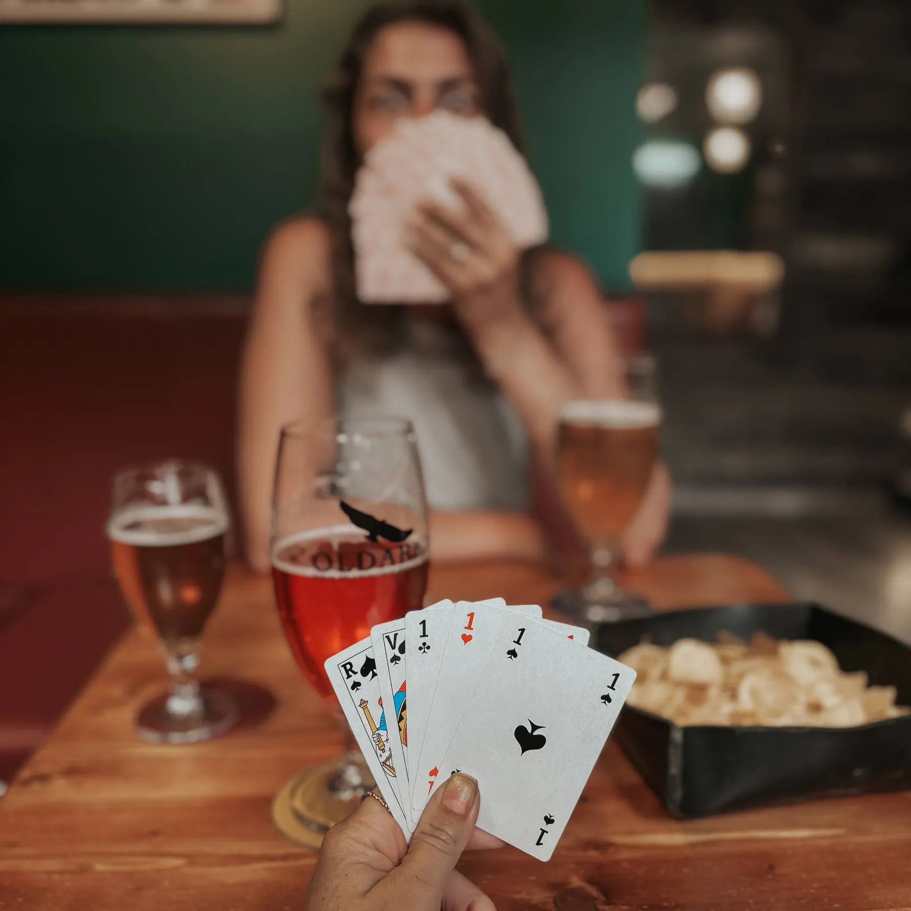 Tables de jeu au Molly’s Pub Biarritz, ambiance tournoi