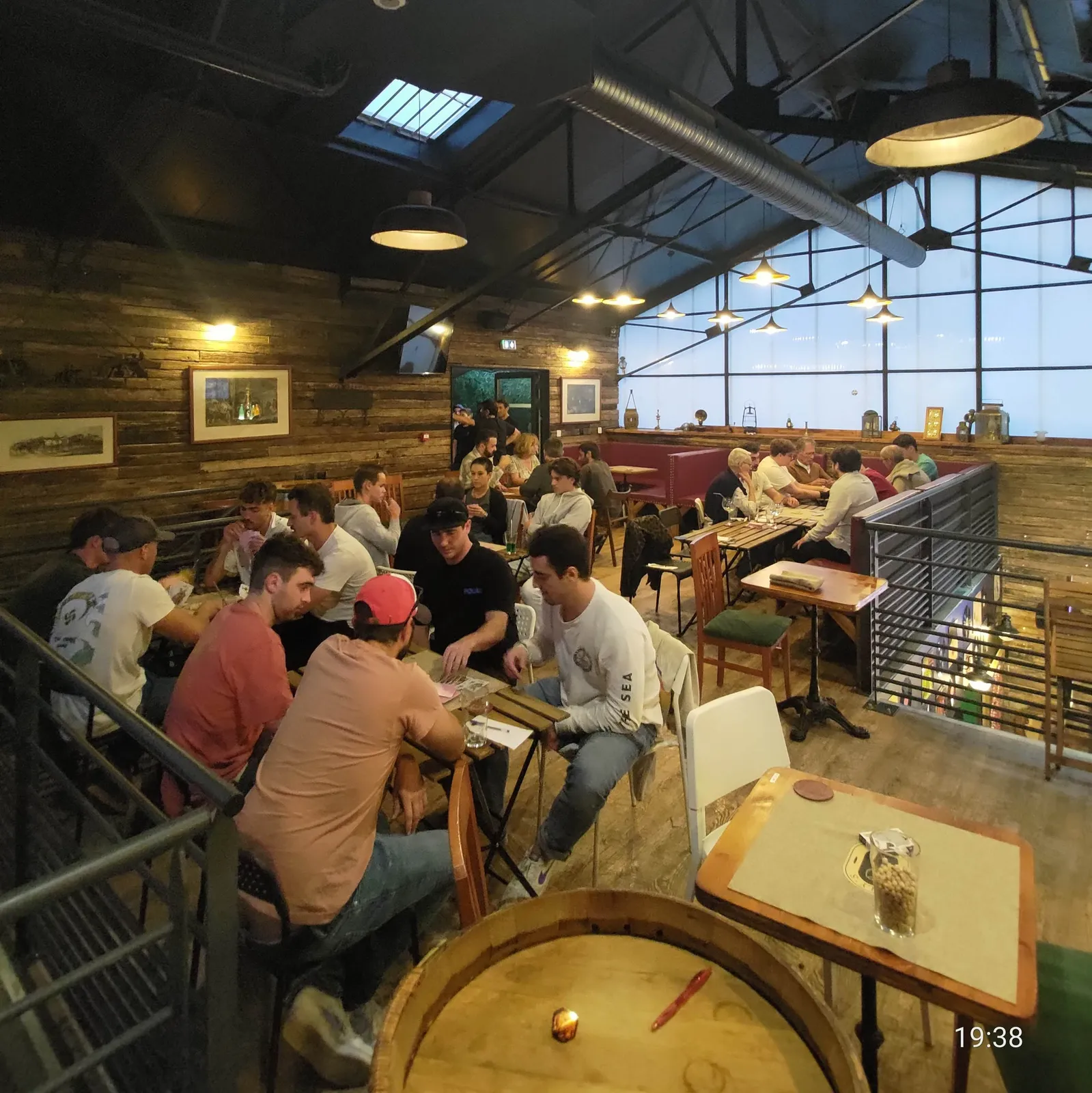 Mus jokalariak mahaian Molly’s Pub Biarritzen goiko solairuan