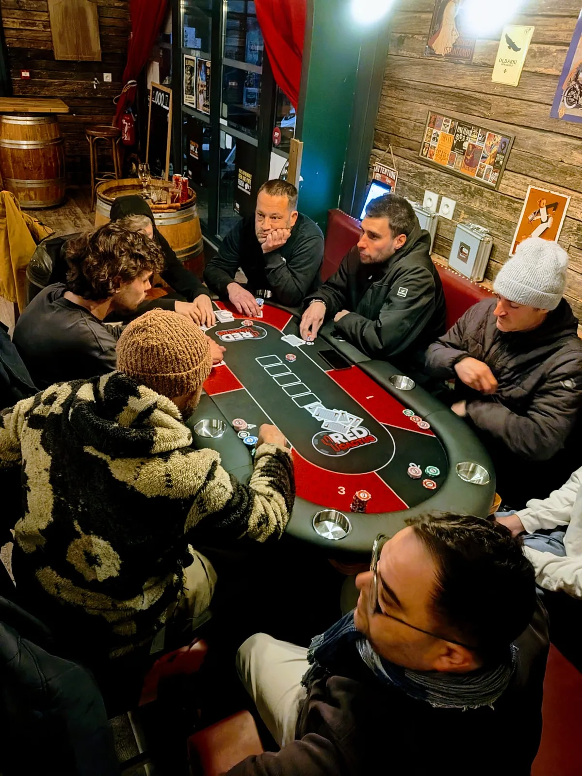 Détail d’une table de poker avec jetons et cartes au Molly’s Pub Biarritz