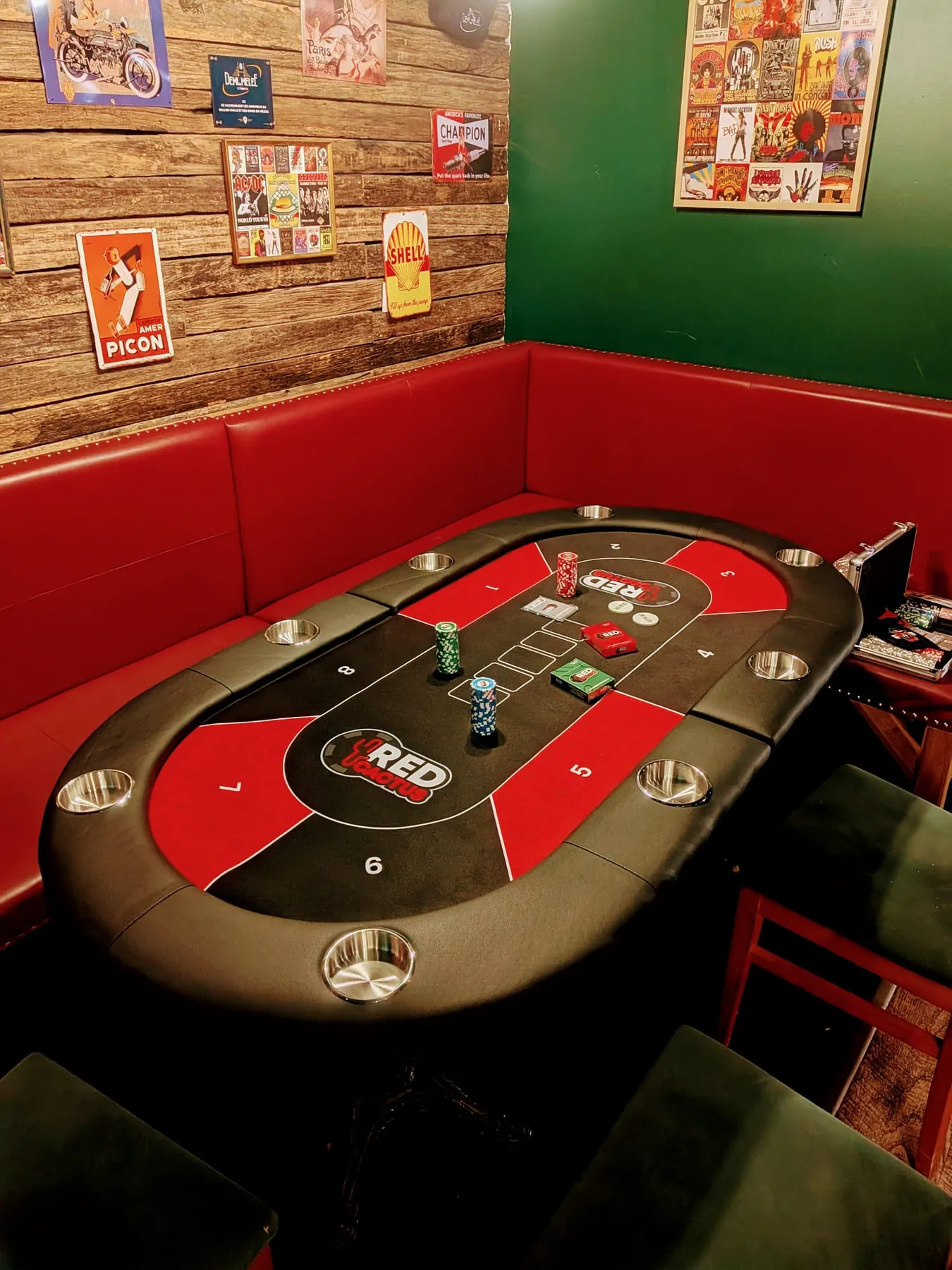 Tournoi de poker en cours au Molly’s Pub Biarritz, vue d’ensemble de la salle