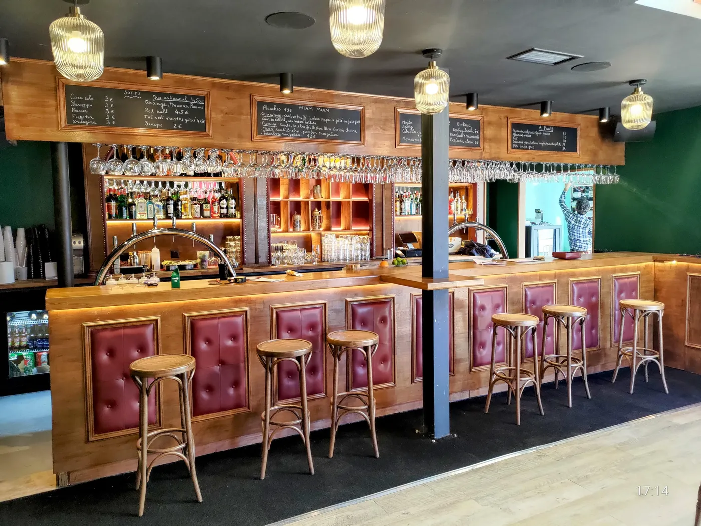 Molly's Pub Biarritz · la salle et le comptoir