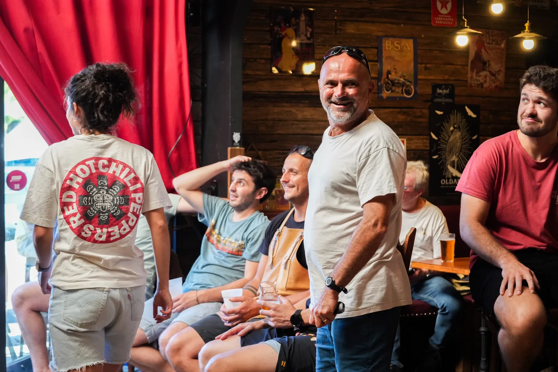 Molly's Pub Biarritz · la salle et le comptoir