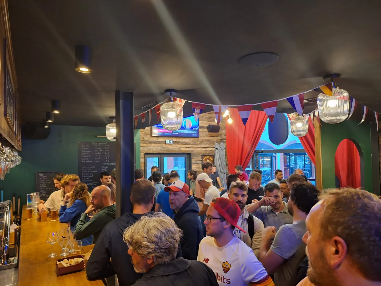 Molly's Pub Biarritz · la salle et le comptoir