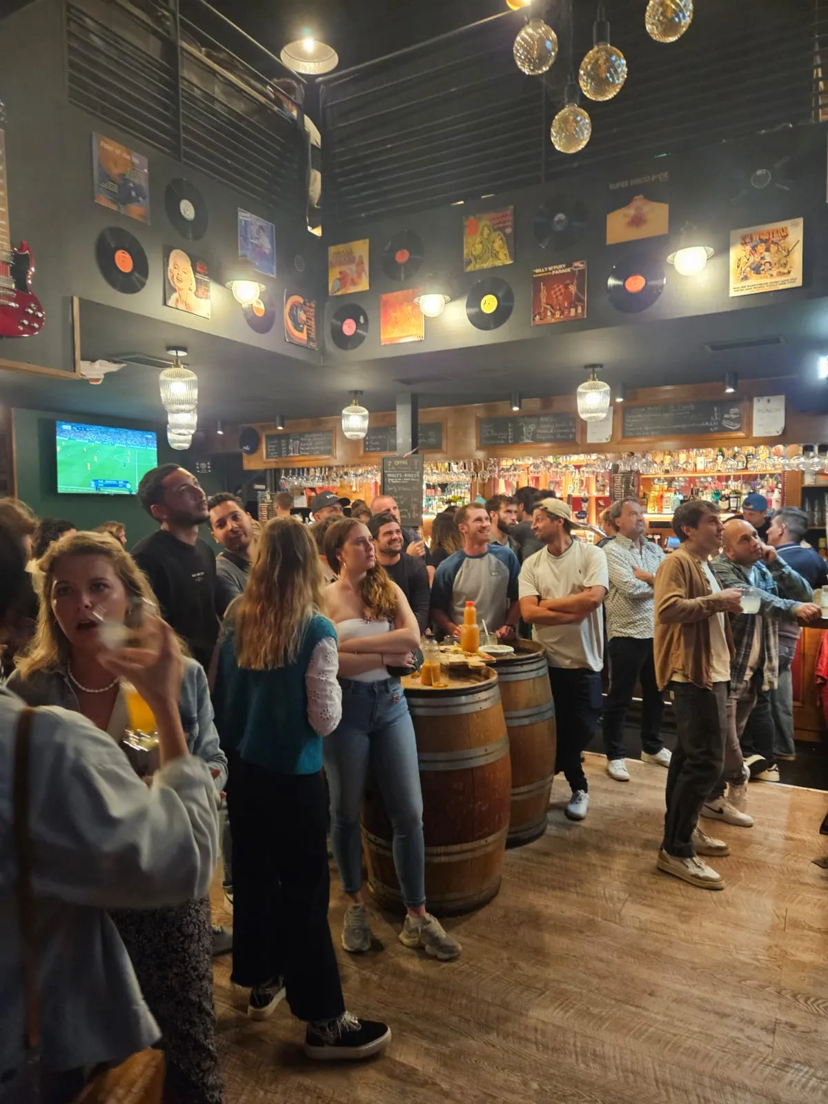 Molly's Pub Biarritz · la salle et le comptoir