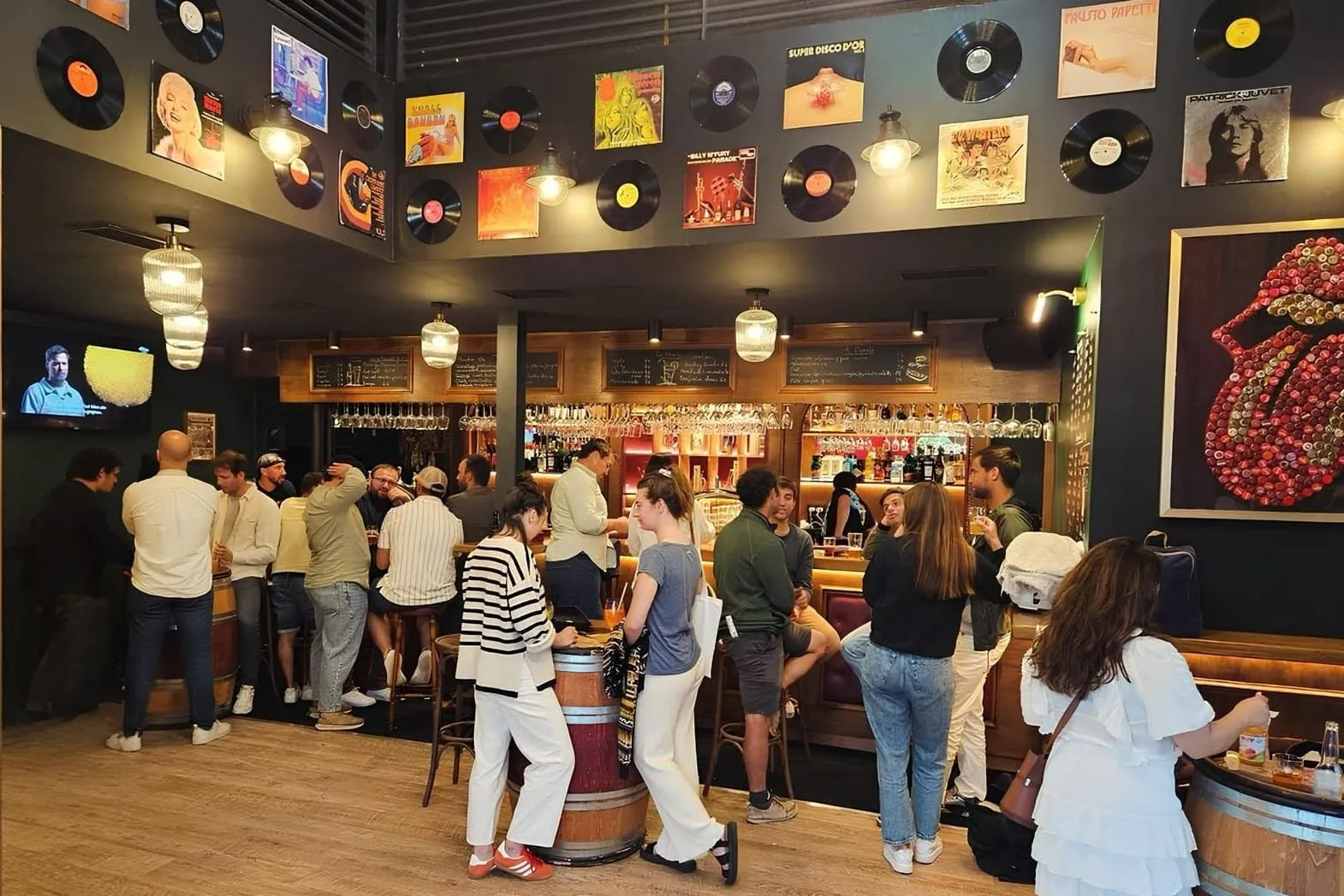 La salle du Molly’s Pub un soir d’affluence, sous le mur de disques