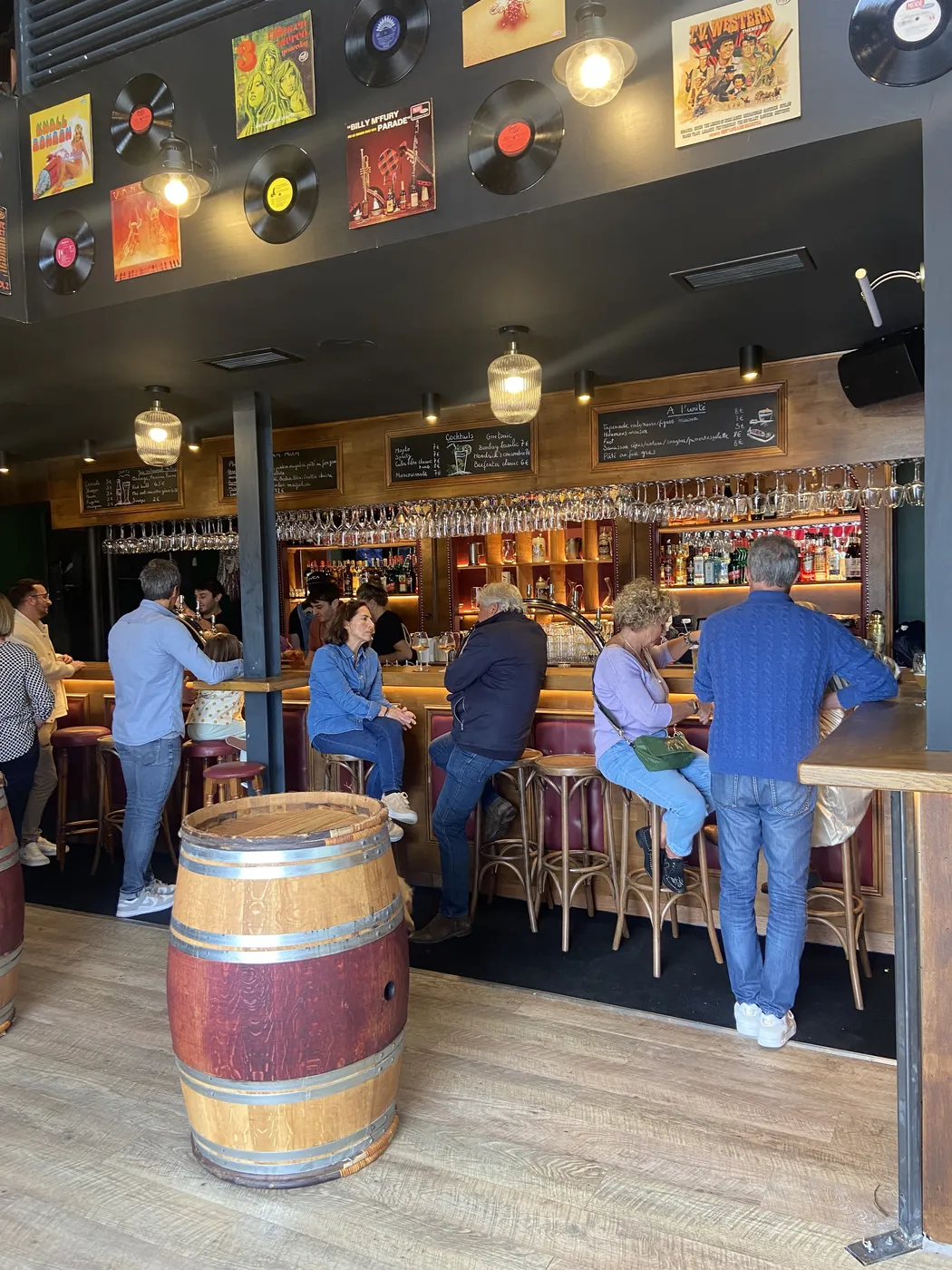 Molly's Pub Biarritz · la salle et le comptoir