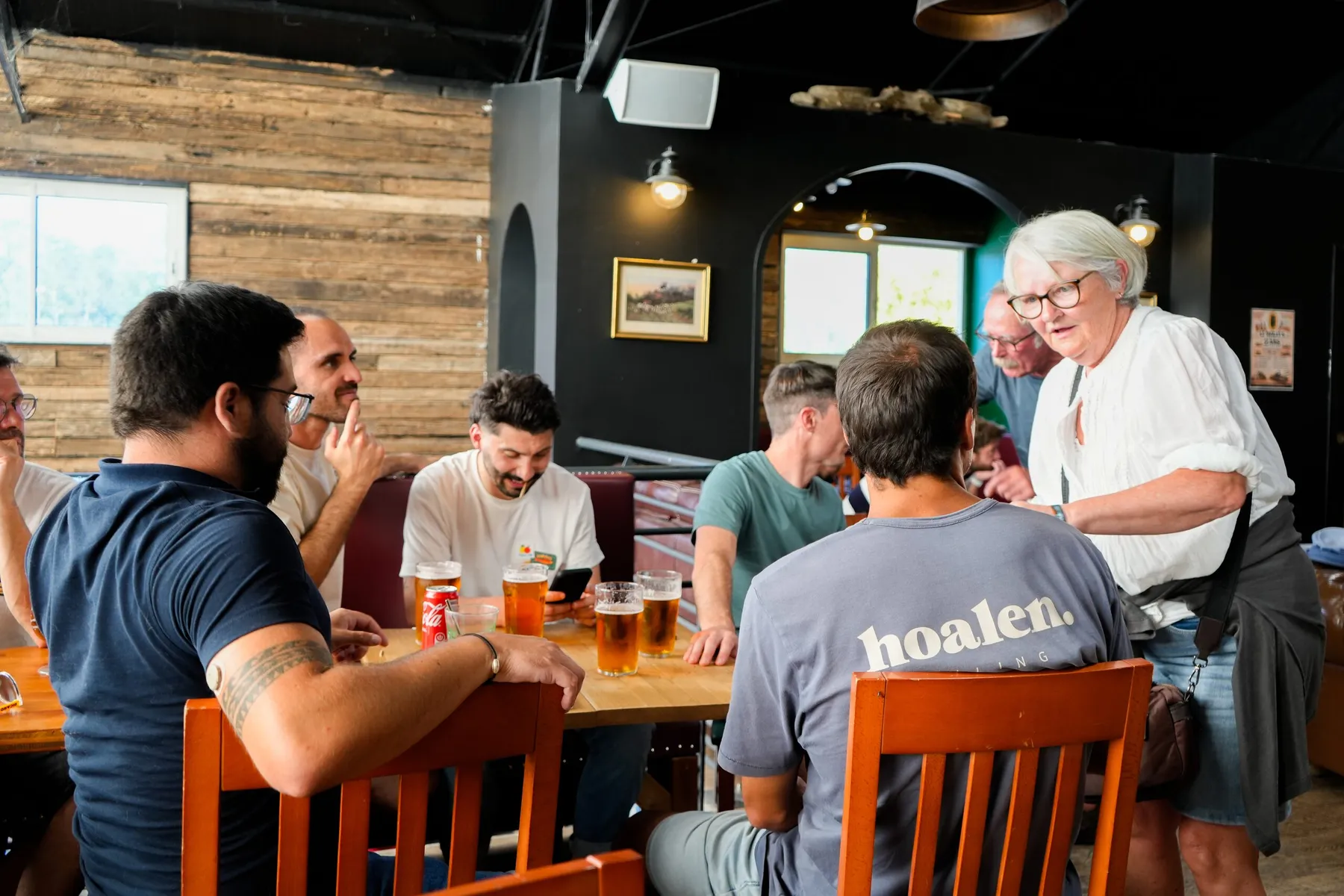 Molly's Pub Biarritz · la salle et le comptoir