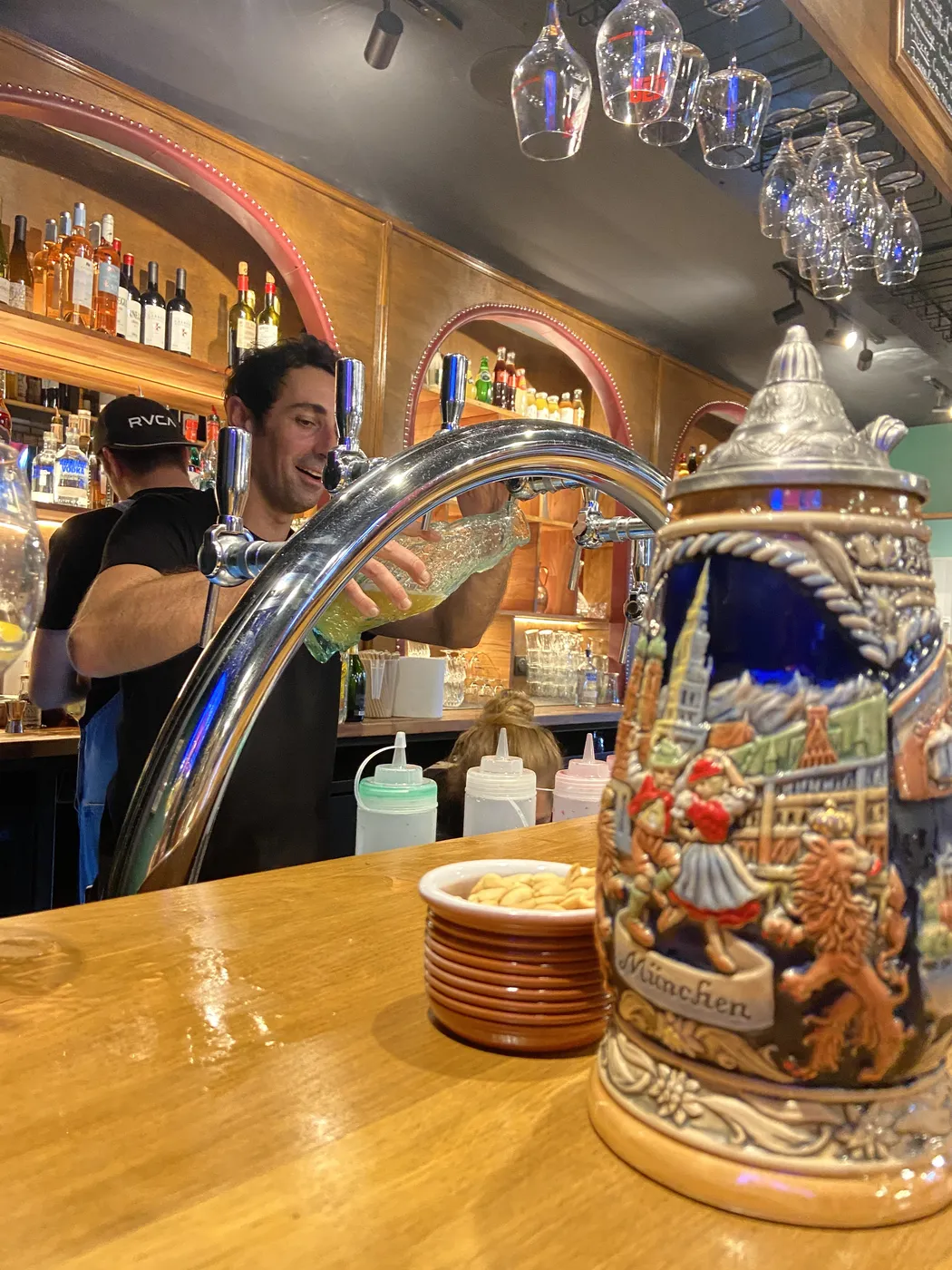 Molly's Pub Biarritz · la salle et le comptoir